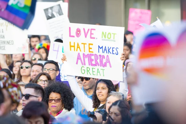 Λος Άντζελες Ηπα Ιανουαρίου 2019 Διαδηλωτές Κρατώντας Μια Πινακίδα Κατά — Φωτογραφία Αρχείου