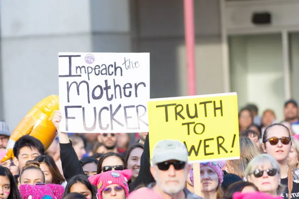 洛杉矶 2019年1月19日 抗议者在洛杉矶举行的第三届妇女游行期间手持标语 — 图库照片