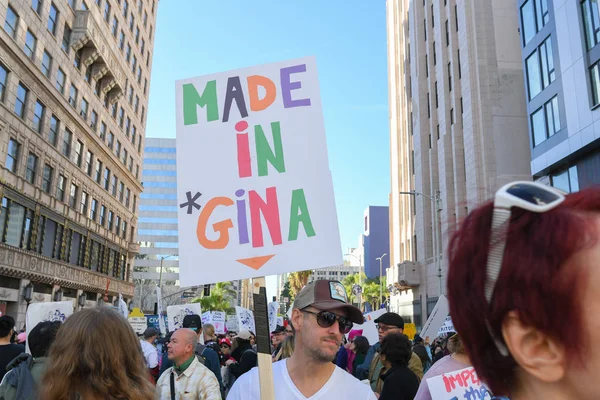 Los angeles, usa - 19. Januar 2019: Demonstrantin mit einem Schild während des 3. Frauenmarsches in los angeles. — Stockbild Los Angeles Usa Januar 2019 Demonstrantin Mit Einem Schild Während — Stockfoto