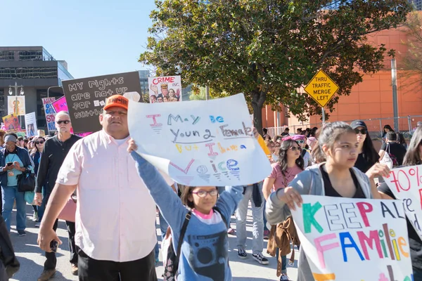 ロサンゼルス アメリカ 2019年1月19日 ロサンゼルスで第3回女性行進中に看板を掲げる抗議者 — ストック写真