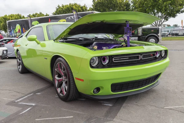 Американский мускул-кар Dodge Challenger участвовал в туре Torqued — стоковое фото