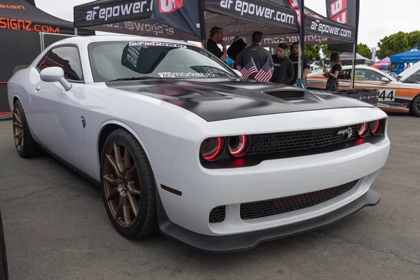 Carro muscular americano Dodge Challenger exibido na turnê Torqued e — Fotografia de Stock