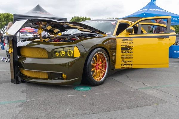 Carrinho muscular americano Dodge Charger exibido na turnê Torqued mesmo — Fotografia de Stock