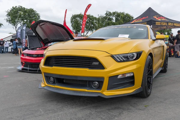 Americké svalové auto Ford Mustang vystavoval na torqued Tour — Stock fotografie