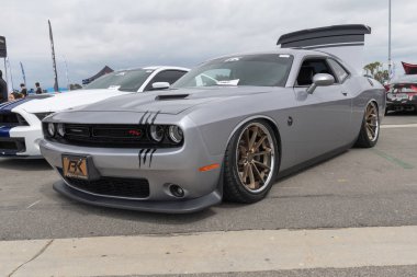 Amerikan kas araba Dodge Challenger Torqued tur sergilenen