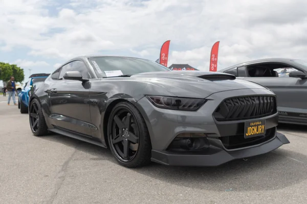 Americké svalové auto Ford Mustang vystavoval na torqued Tour — Stock fotografie