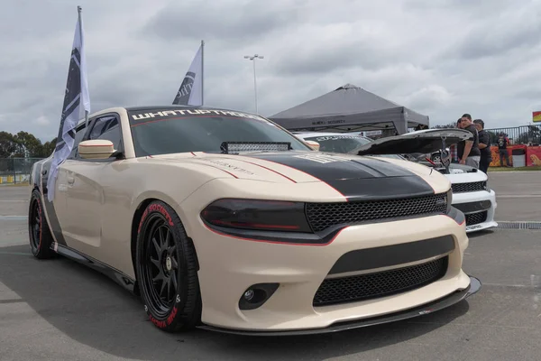 Carrinho muscular americano Dodge Charger exibido na turnê Torqued — Fotografia de Stock