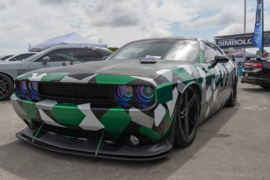 Amerikan kas araba Dodge Challenger Torqued tur sergilenen