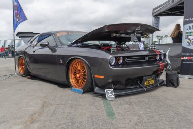 Amerikan kas araba Dodge Challenger Torqued tur sergilenen