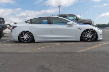 Amerikan elektrikli otomobil Tesla Model 3 Torqued tur sergilenen 
