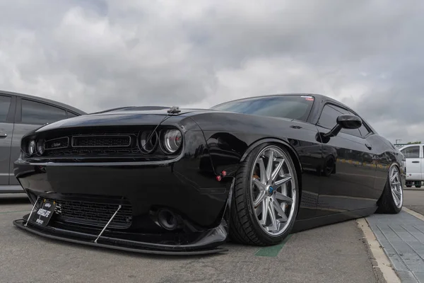 Carro muscular americano Dodge Challenger exibido na turnê Torqued — Fotografia de Stock