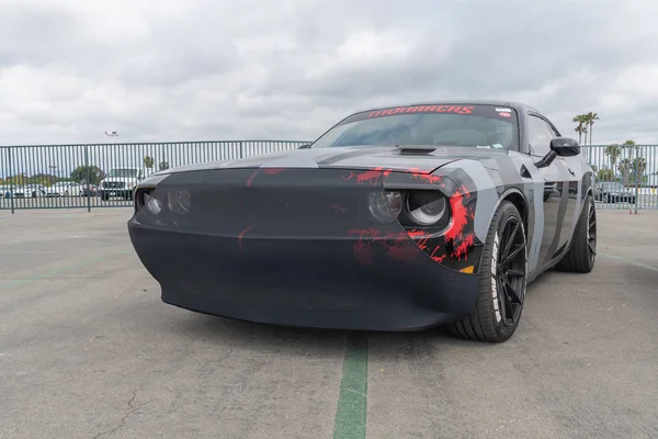 Carro muscular americano Dodge Challenger exibido na turnê Torqued — Fotografia de Stock