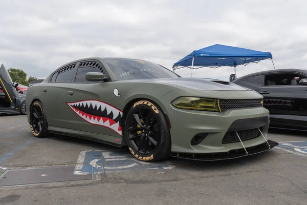 Американський автомобіль м'язи Dodge зарядний виставлений на торті тур — стокове фото