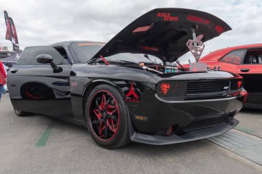 Amerikan kas araba Dodge Challenger Torqued tur sergilenen