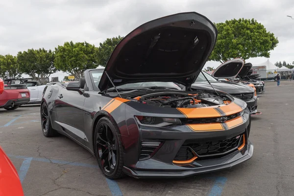 Американский мускул-кар Chevrolet Camaro представлен на Torqued tour — стоковое фото