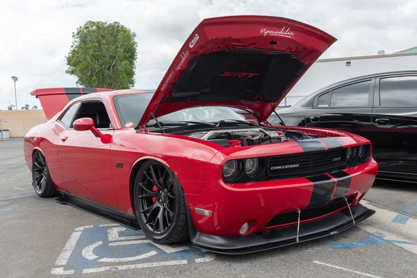 Carro muscular americano Dodge Challenger exibido na turnê Torqued — Fotografia de Stock