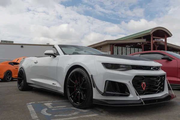 Carro muscular americano Chevrolet Camaro exibido na turnê Torqued — Fotografia de Stock