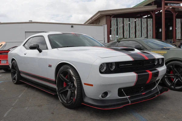 Carro muscular americano Dodge Challenger exibido na turnê Torqued — Fotografia de Stock