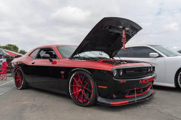 Carro muscular americano Dodge Challenger exibido na turnê Torqued — Fotografia de Stock