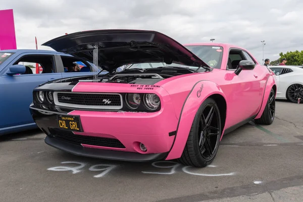 Amerikai izom autó Dodge Challenger kiállított torqued Tour — Stock Fotó