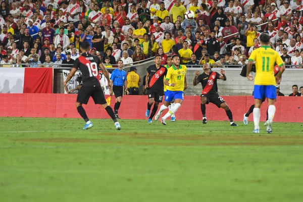 巴西足球运动员小内马尔，在国际友谊赛中 — 图库照片