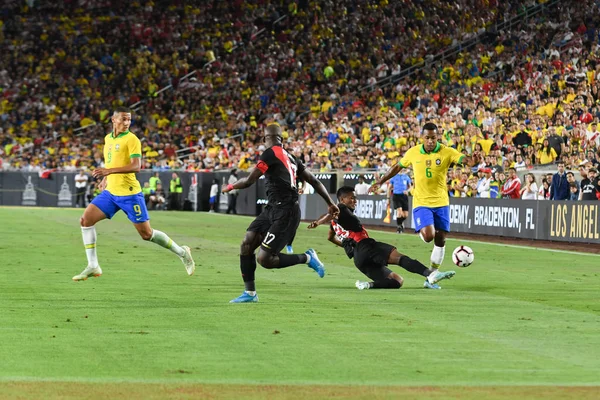 Players struggling to get hold on the ball — Stock Photo, Image