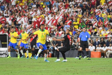 Oyuncular topu tutmak için mücadele