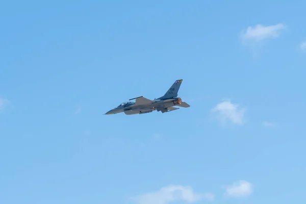 F-16 Viper under Miramar Air Show — Stockfoto