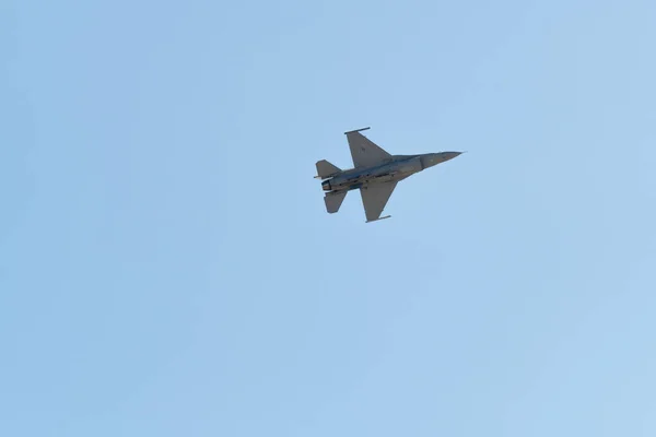 F-16 Viper under Miramar Air Show — Stockfoto