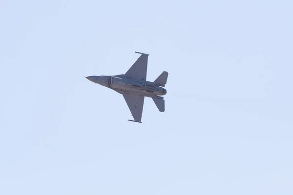Miramar Hava Gösterisi sırasında F-16 Viper — Stok fotoğraf