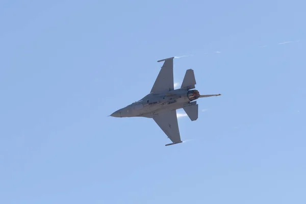 F-16 Viper tijdens de Miramar Air Show — Stockfoto