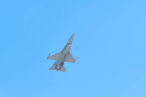 Miramar Hava Gösterisi sırasında F-16 Viper — Stok fotoğraf