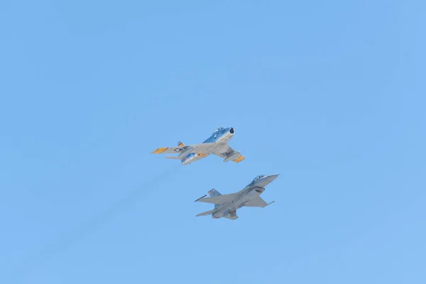 ミラマー航空ショー中のUSAF F-16バイパーデモとF-86fセイバー — ストック写真