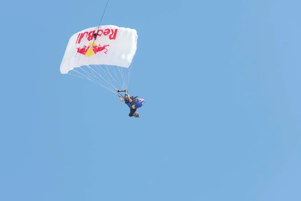 Red Bull parachute tijdens de Miramar Air Show — Stockfoto