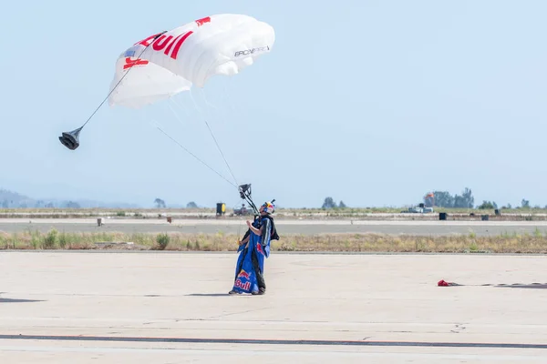 Red Bull parachute tijdens de Miramar Air Show — Stockfoto
