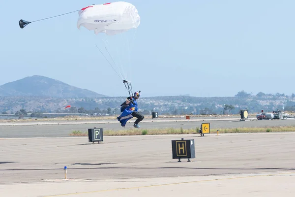 Red Bull parachute tijdens de Miramar Air Show — Stockfoto