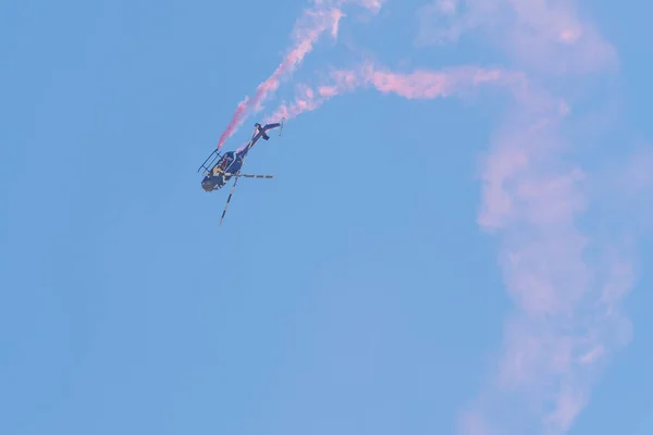 Red Bull aerobatický vrtulník během Miramar Air Show — Stock fotografie