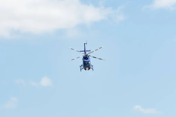 Red Bull aerobatic helikopter tijdens de Miramar Air Show — Stockfoto