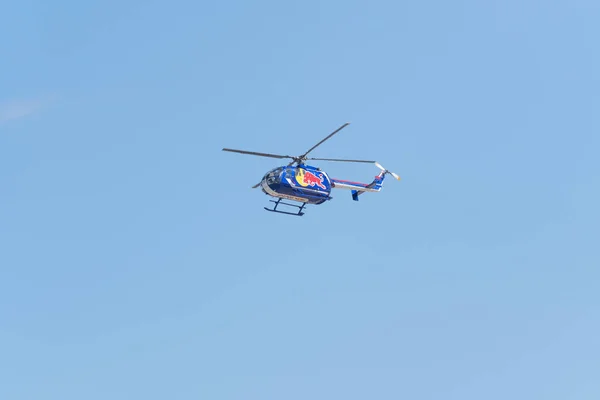 Red Bull aerobatic helikopter tijdens de Miramar Air Show — Stockfoto