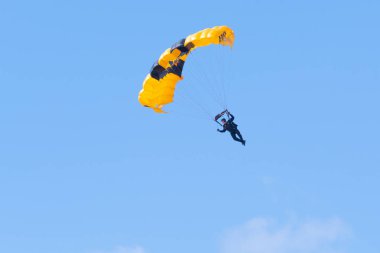 Miramar Hava Gösterisi sırasında Altın Şövalyeler Ordusu paraşüt takımı