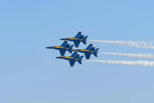 US Navy Blue Angels under Miramar Air Show — Stockfoto