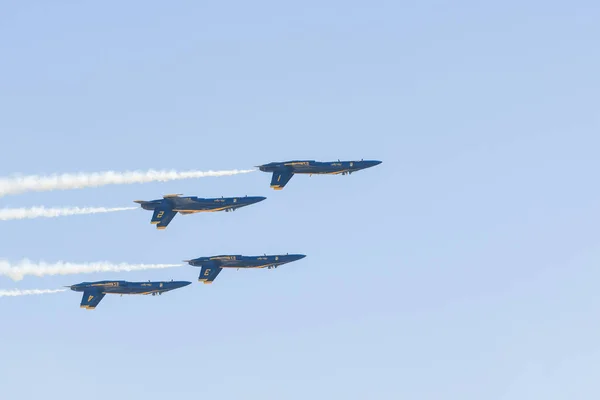 US Navy Blue Angels under Miramar Air Show — Stockfoto