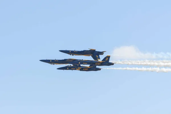 ミラマー航空ショー中のアメリカ海軍ブルーエンジェルス — ストック写真