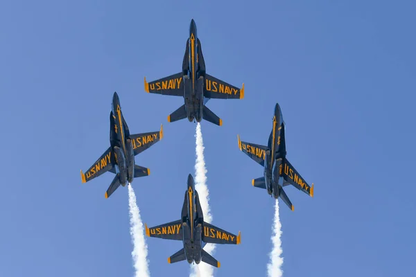 US Navy Blue Angels under Miramar Air Show — Stockfoto