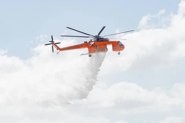 Sikorsky S-64 Skycrane Luchtkraan laat water vallen tijdens de Mirama — Stockfoto