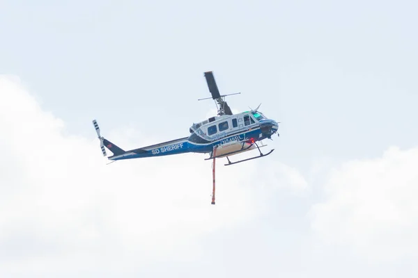 Sd County Sheriff Bell 205a-1 tijdens de Miramar Air Show — Stockfoto
