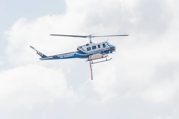 Sheriff del Condado SD Bell 205A-1 durante el Espectáculo Aéreo de Miramar — Foto de Stock