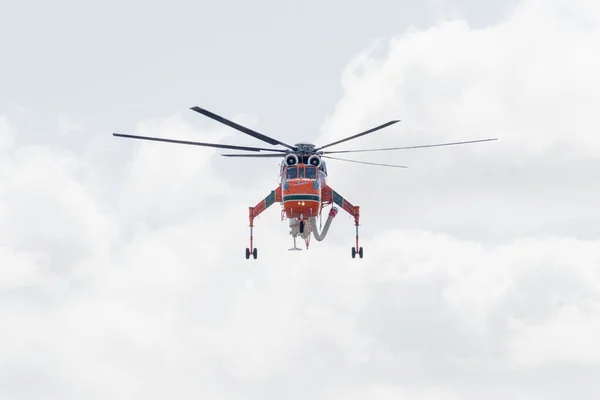 Sikorsky S-64 Skycrane Luchtkraan laat water vallen tijdens de Mirama — Stockfoto