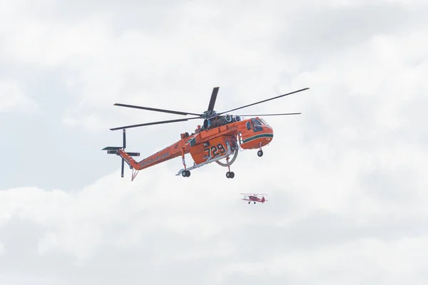 Sikorsky S-64 Skycrane Aircrane dropping water during the Mirama — Stock Photo, Image
