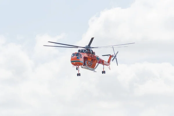 Sikorsky S-64 Skycrane Aircrane dropping water during the Mirama — Stock Photo, Image